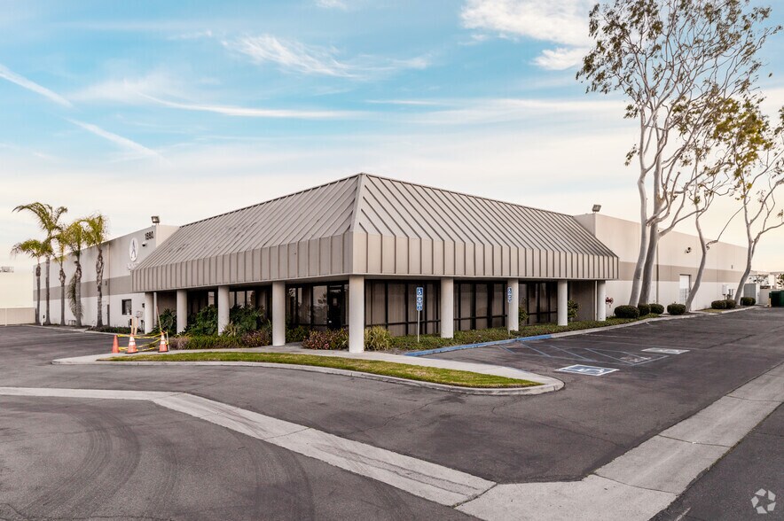 1560-1580 S Harris Ct, Anaheim, CA à louer - Photo principale – Image 1 sur 4