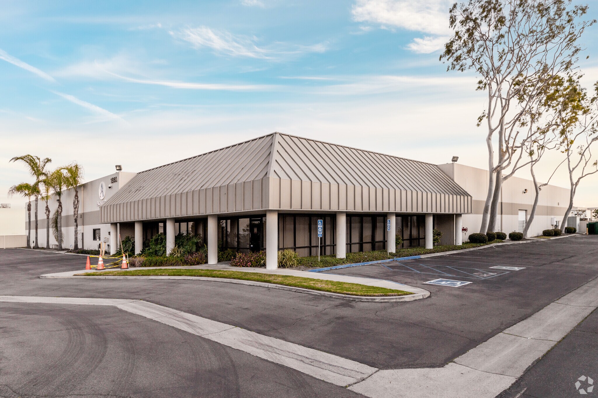 1560-1580 S Harris Ct, Anaheim, CA à louer Photo principale– Image 1 sur 5