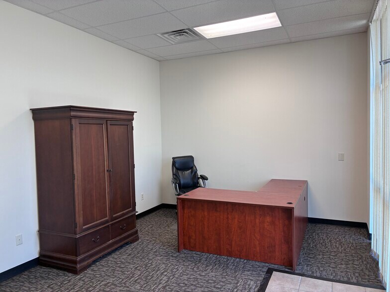 9570 N McGee St, Kansas City, MO à louer - Photo de l’immeuble – Image 2 sur 11