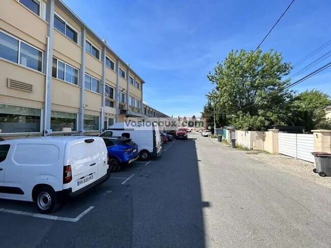 Plus de détails pour Local d'activités à louer