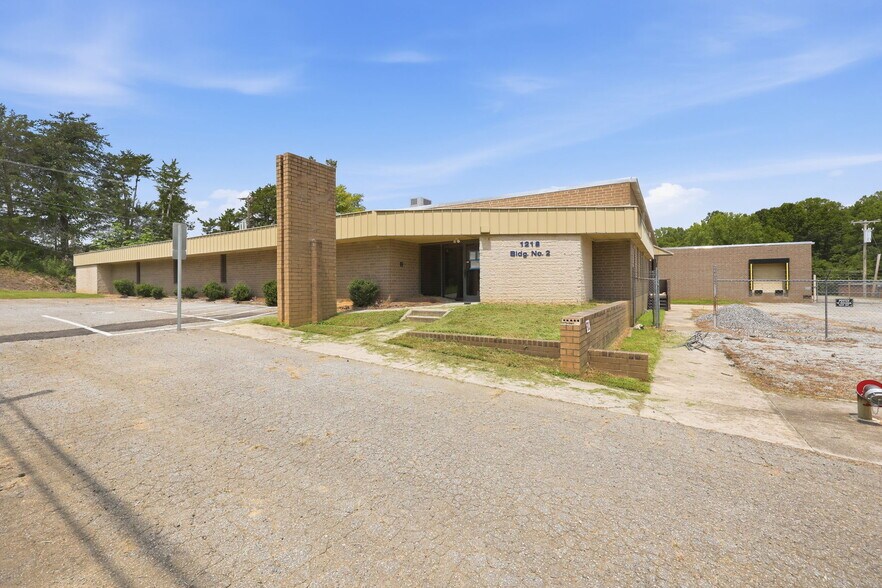 1218 Hickory Chapel Rd, High Point, NC à louer - Photo de l’immeuble – Image 3 sur 18