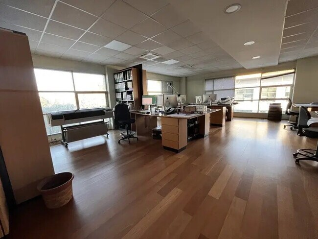 Plus de détails pour Local commercial à louer