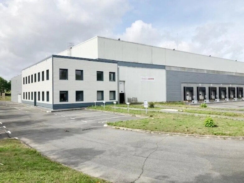 Local d’activités dans Verneuil-en-Halatte à louer - Photo de l’immeuble – Image 1 sur 11