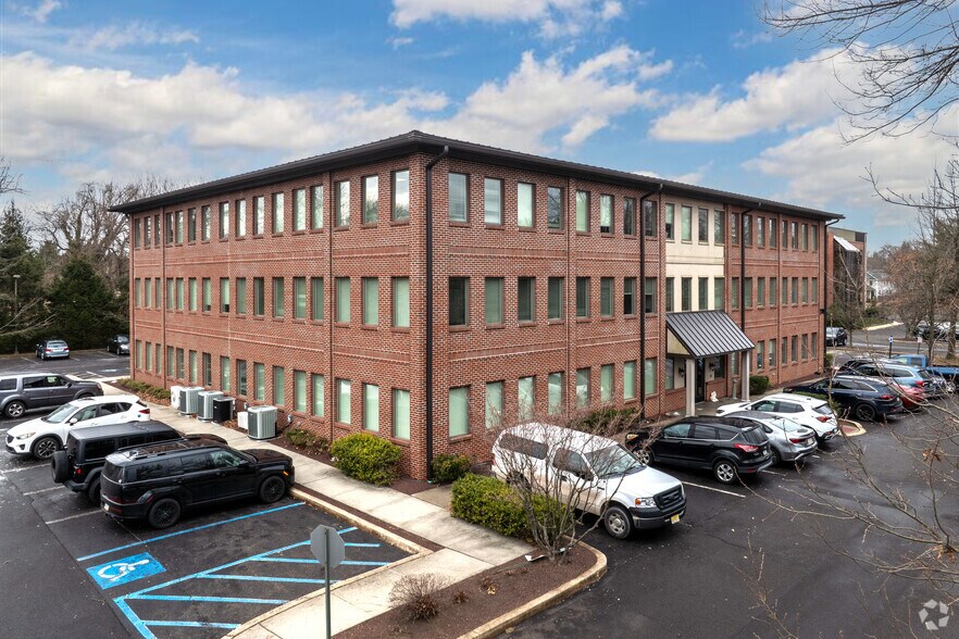 370 E Maple Ave, Langhorne, PA à louer - Photo de l’immeuble – Image 2 sur 6