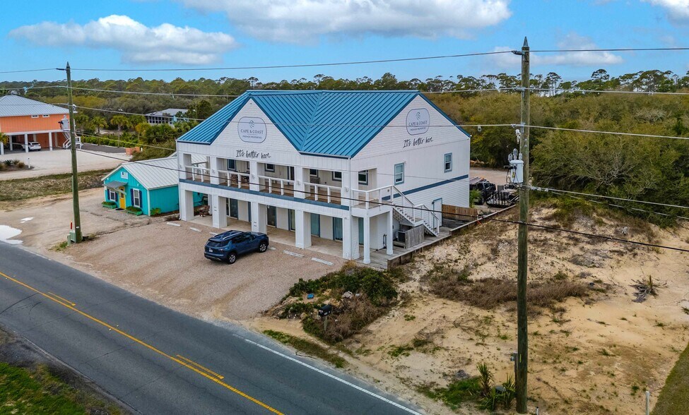 235 W Gulf Beach Dr, Saint George Island, FL à vendre - Photo de l’immeuble – Image 1 sur 2