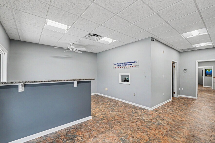 2012 Aurora Rd, Melbourne, FL à louer - Hall d’entrée – Image 2 sur 28