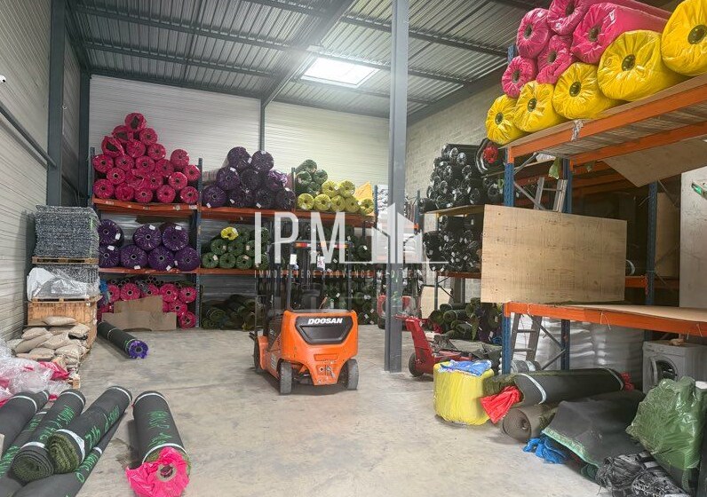 Local d'activités dans Bouc-Bel-Air à vendre - Photo de l’immeuble – Image 3 sur 7