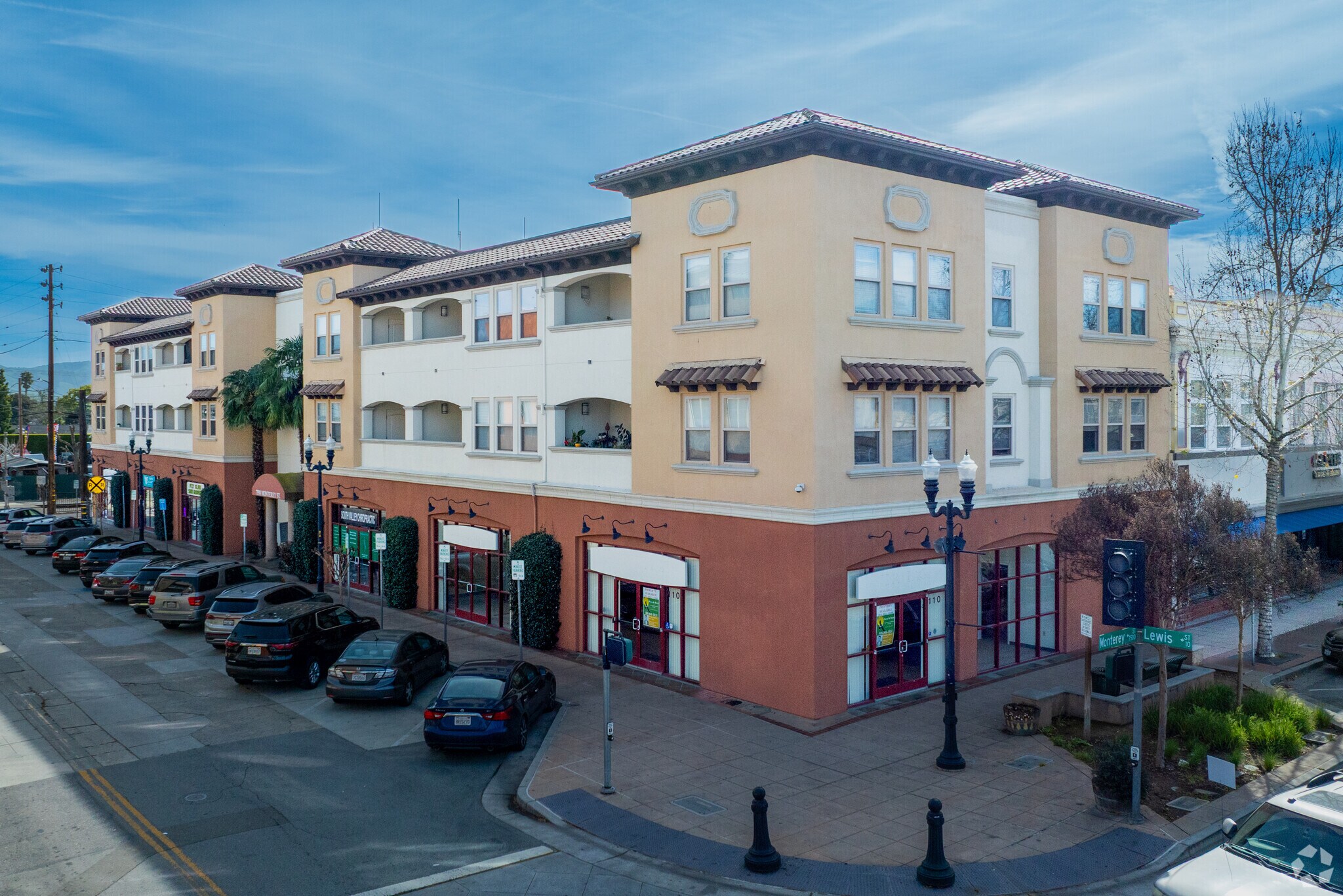 7598 Monterey St, Gilroy, CA à louer Photo principale– Image 1 sur 10