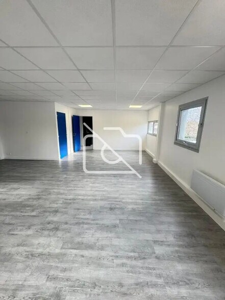 Local d’activités dans Orly à louer - Photo de l’immeuble – Image 3 sur 9