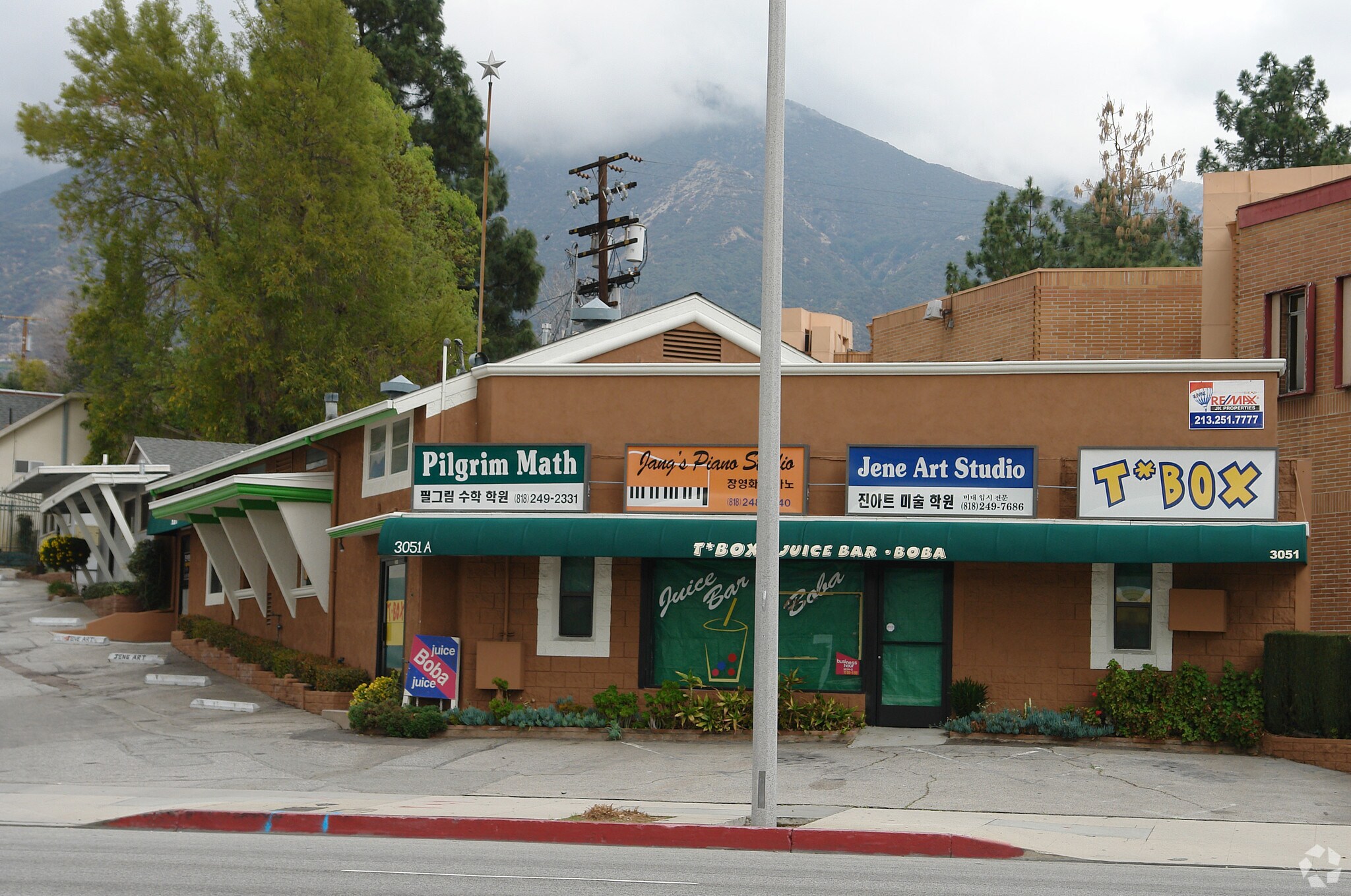 3051-3055 3/4 Foothill Blvd, La Crescenta, CA à louer Photo de l’immeuble– Image 1 sur 13