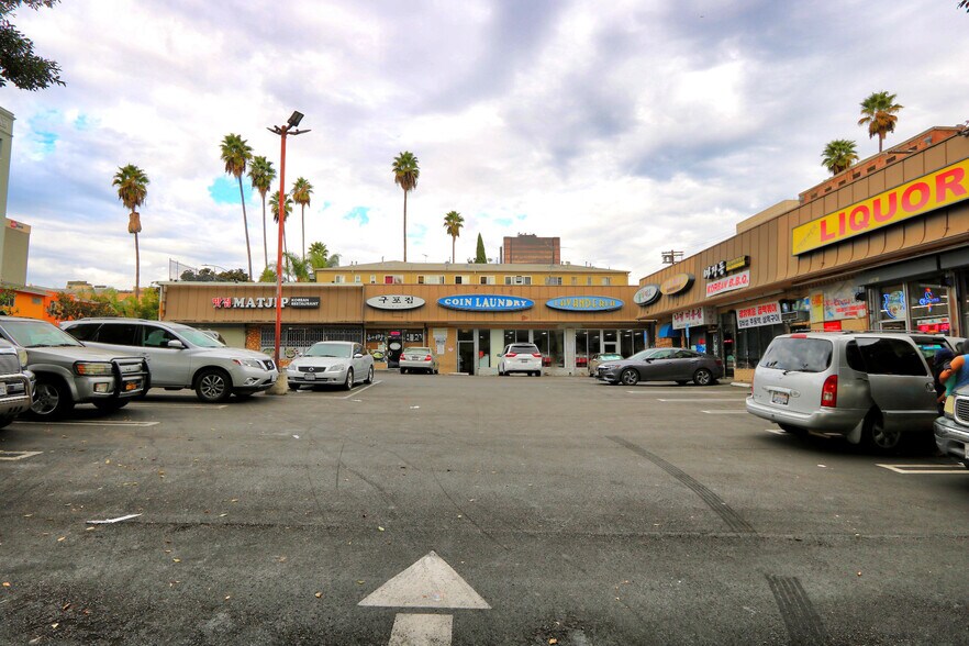 3069 W 8th St, Los Angeles, CA à louer - Photo de l’immeuble – Image 3 sur 4