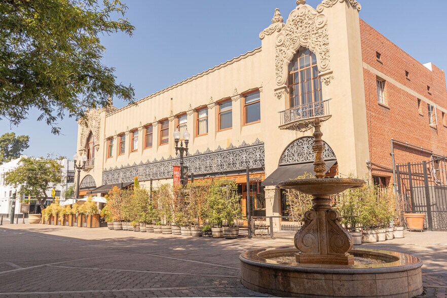 201-215 N Broadway, Santa Ana, CA à vendre - Photo de l’immeuble – Image 1 sur 25