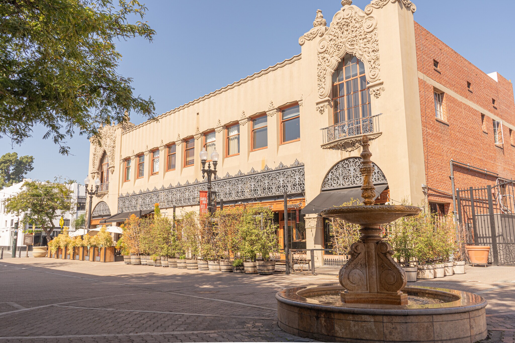 201-215 N Broadway, Santa Ana, CA à vendre Photo de l’immeuble– Image 1 sur 26