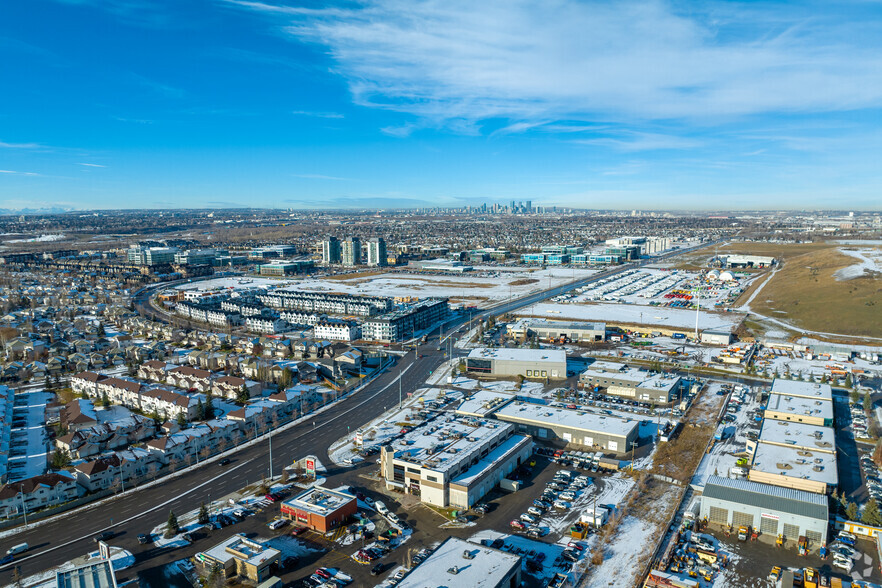 10836 24th St SE, Calgary, AB à vendre - Aérien – Image 3 sur 5
