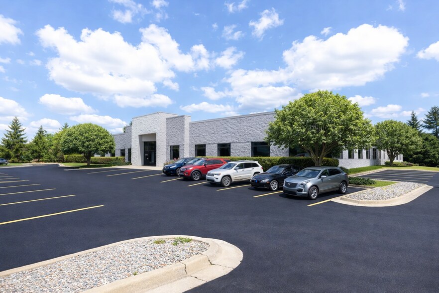 47828 Halyard Dr, Plymouth, MI à vendre - Photo de l’immeuble – Image 3 sur 11