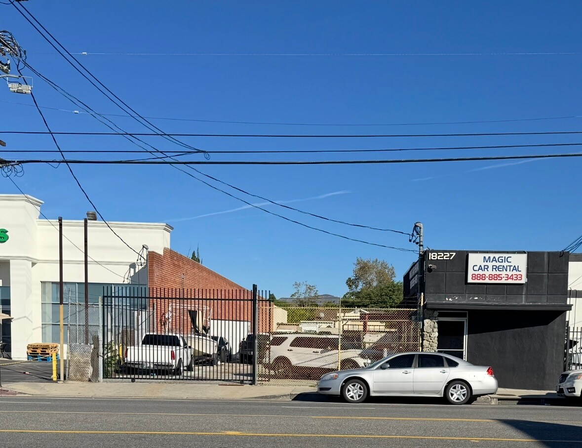 18227 Parthenia St, Northridge, CA à vendre Photo de l’immeuble– Image 1 sur 6