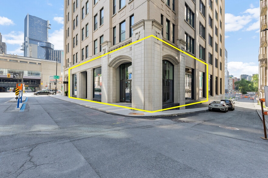 950 Rue Saint-Antoine O, Montréal, QC à louer - Photo de l’immeuble – Image 2 sur 11