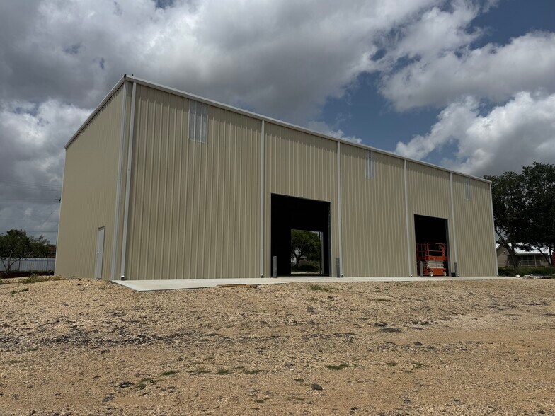 14018 Old Corpus Christi rd, Elmendorf, TX à louer - Photo de l’immeuble – Image 2 sur 3