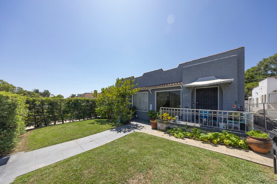 2211 S Bronson Ave, Los Angeles, CA à vendre - Photo de l’immeuble – Image 3 sur 15