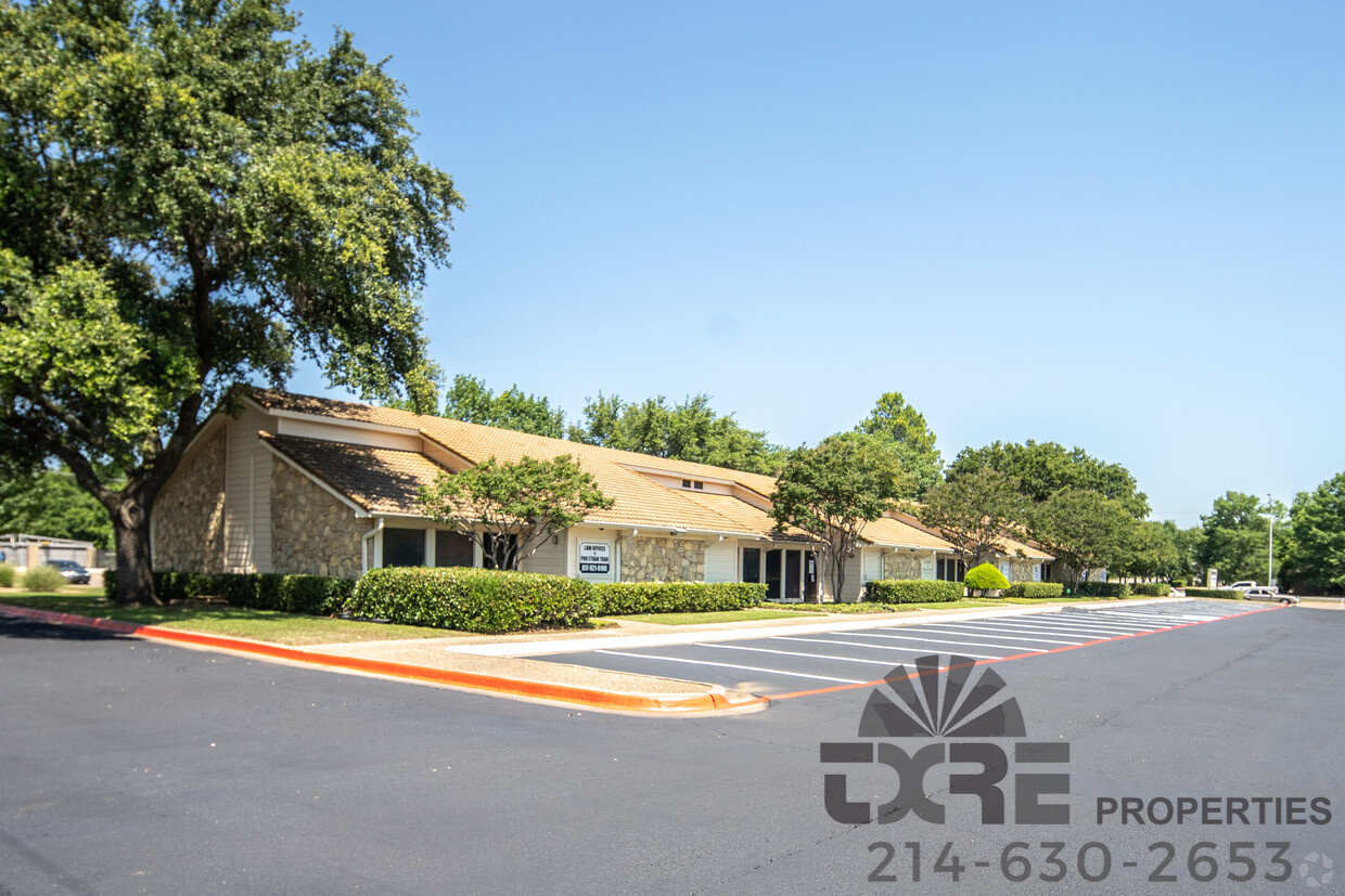 1114 W Pioneer Pkwy, Arlington, TX à louer Photo de l’immeuble– Image 1 sur 21