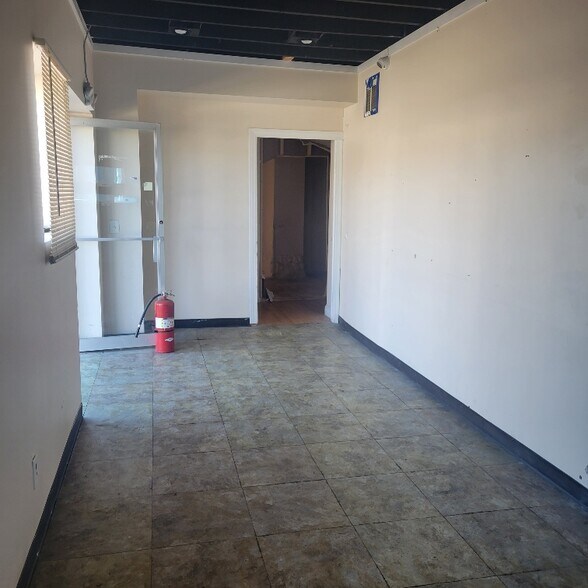 608 E 10 Mile Rd, Hazel Park, MI à louer - Photo intérieure – Image 3 sur 11