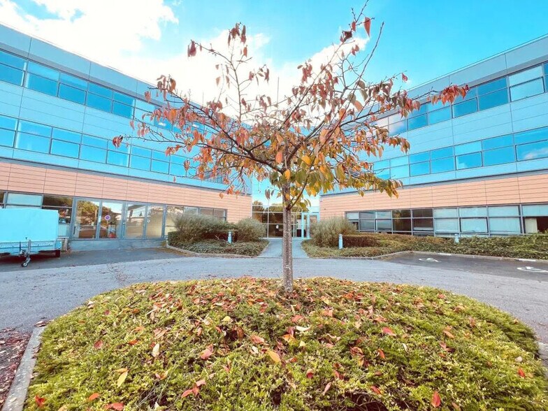 Bureau dans Élancourt à louer - Photo de l’immeuble – Image 1 sur 17