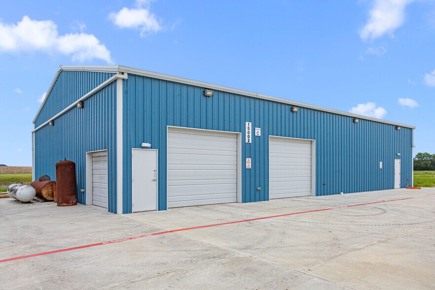 15002 Bj Dusek Rd, Wallis, TX à vendre - Photo de l’immeuble – Image 2 sur 60