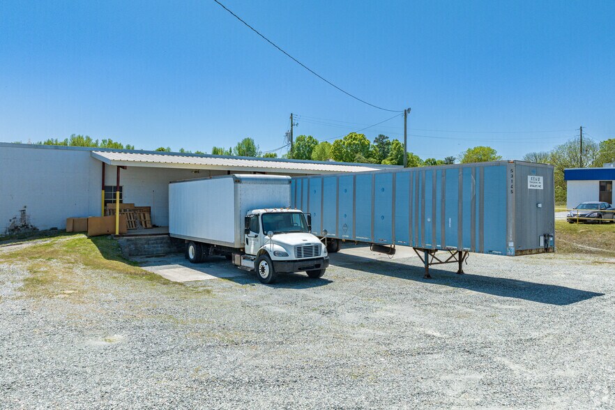 206 E Frazier Ave, Liberty, NC à louer - Photo de l’immeuble – Image 2 sur 7