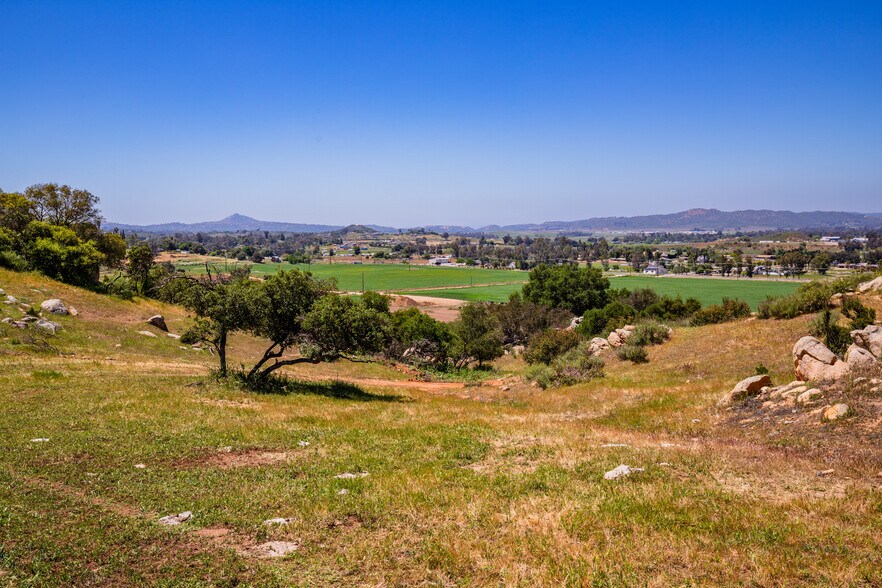 2342 Dye Rd, Ramona, CA à vendre - Photo principale – Image 1 sur 29