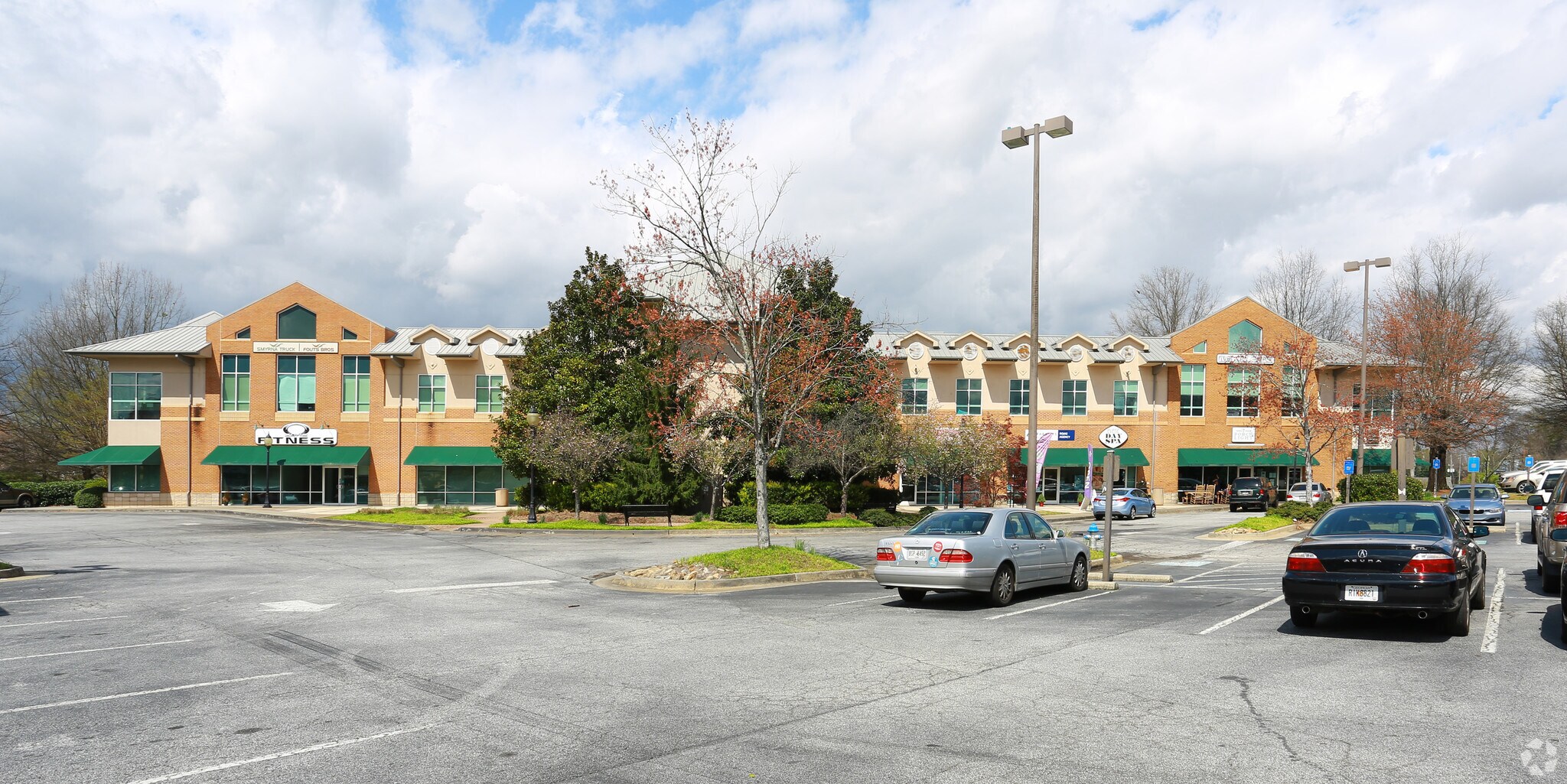 300 Village Green Cir, Smyrna, GA à louer Photo principale– Image 1 sur 2