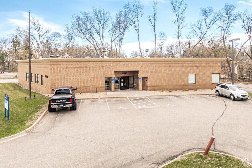 11550 NW Robinson Dr, Minneapolis, MN à vendre - Photo principale – Image 2 sur 9