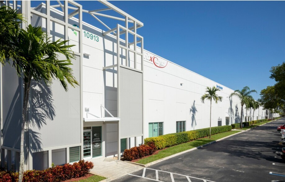 10913 NW 30th St, Miami, FL à louer - Photo de l’immeuble – Image 3 sur 7