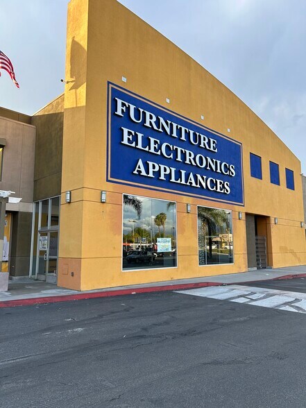 275 S Euclid St, Anaheim, CA à louer - Photo de l’immeuble – Image 2 sur 3