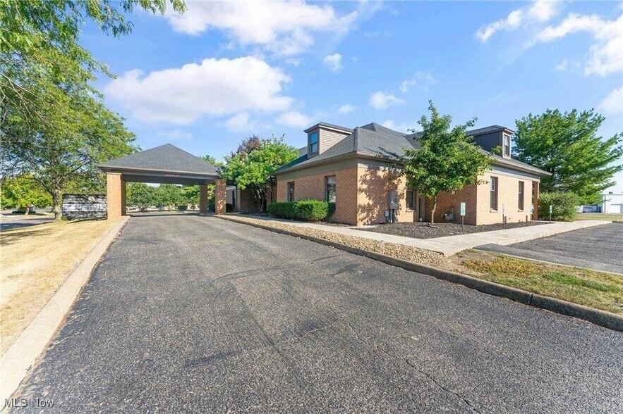 925 Trailwood Dr, Youngstown, OH à vendre - Photo de l’immeuble – Image 2 sur 32