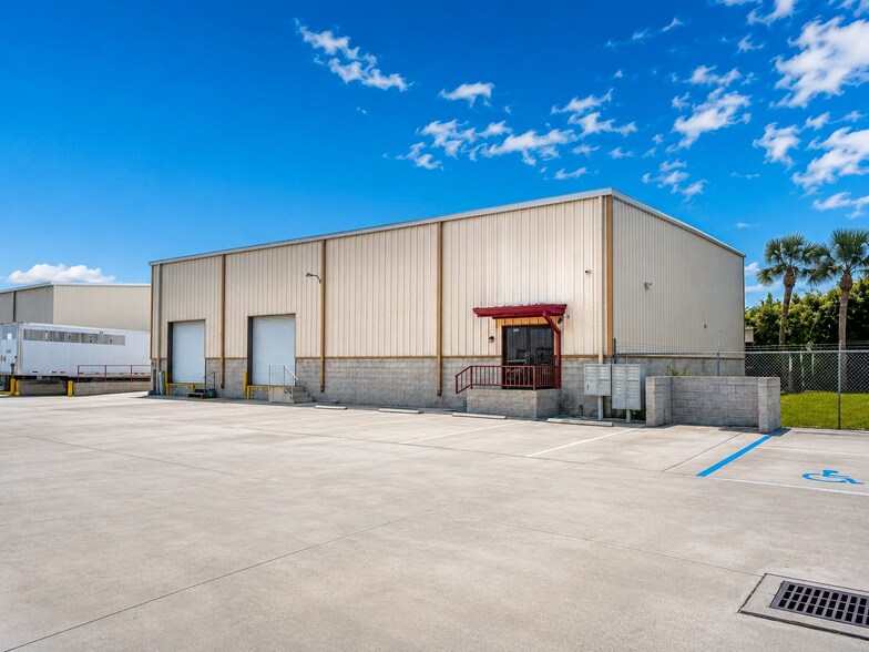 913 Edwards Rd, Fort Pierce, FL à louer - Photo de l’immeuble – Image 1 sur 2
