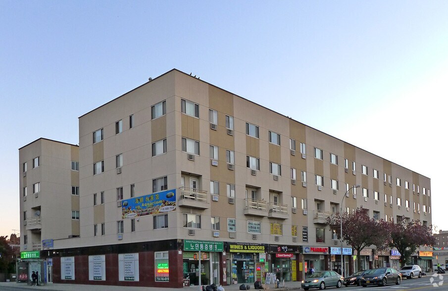 15013 Northern Blvd, Flushing, NY à vendre - Photo de l’immeuble – Image 2 sur 3