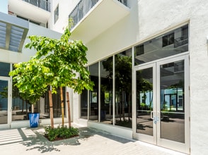 8175 NW 107th Ave, Doral, FL à louer Photo de l’immeuble– Image 2 sur 6