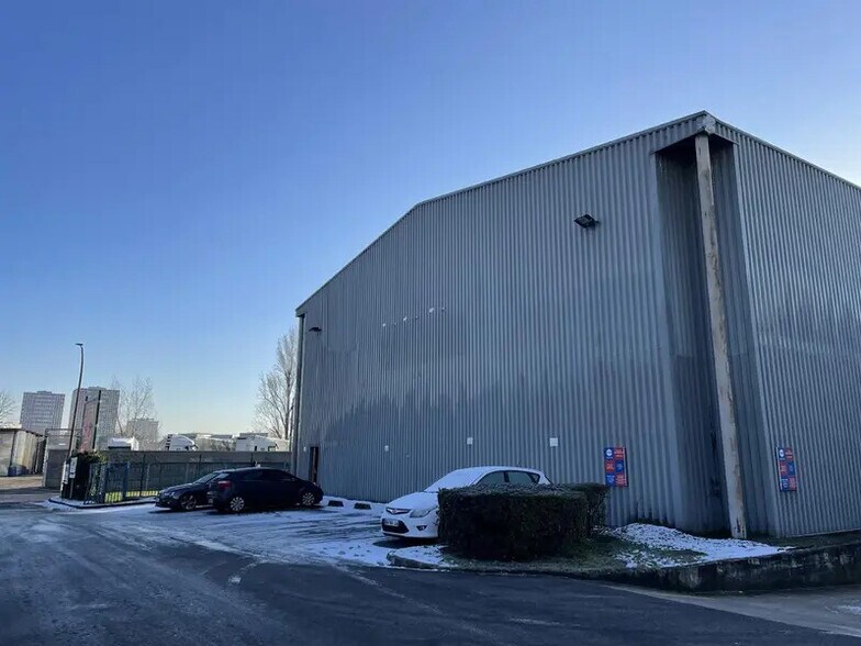 Local d'activités dans Vitry-sur-Seine à vendre - Photo de l’immeuble – Image 1 sur 16