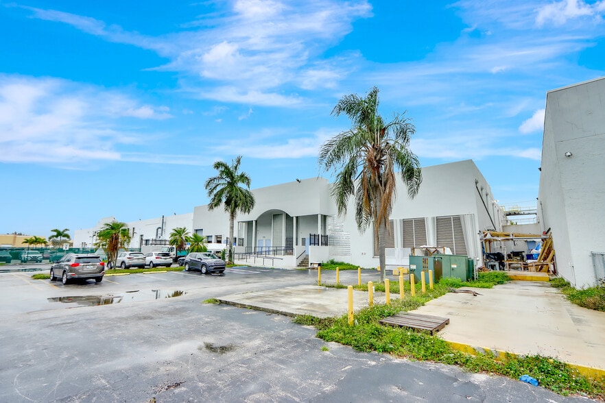 12900 NW 38th Ave, Opa Locka, FL à louer - Photo de l’immeuble – Image 2 sur 21