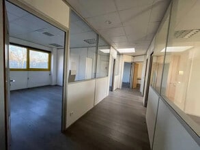 240 Rue Helene Boucher, Buc à louer Photo intérieure– Image 2 sur 5