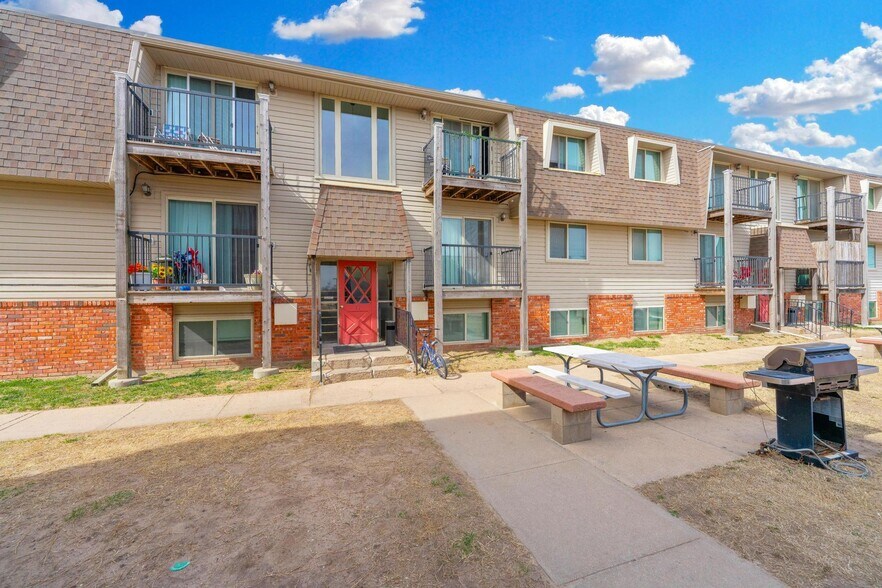 103 E 7th Ave, South Hutchinson, KS à vendre - Photo de l’immeuble – Image 3 sur 29