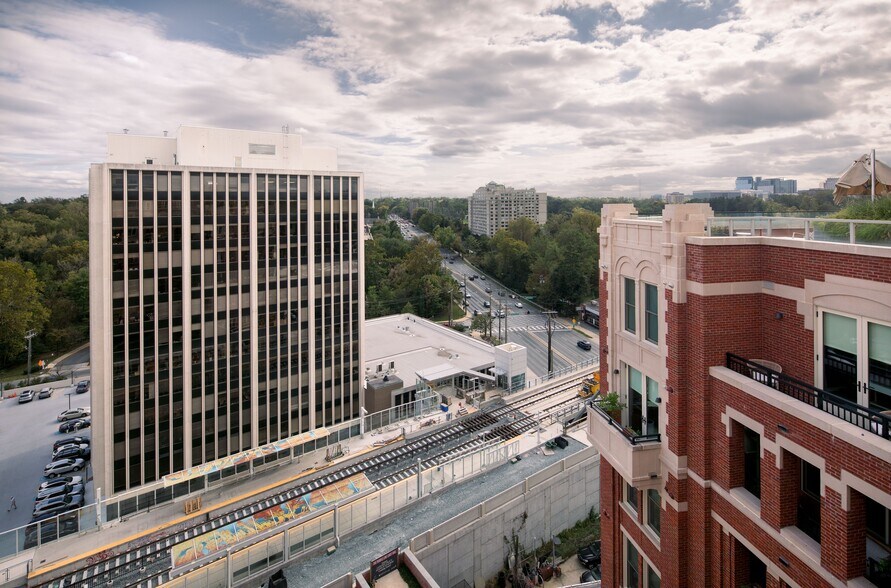 8401 Connecticut Ave, Chevy Chase, MD à louer - Photo de l’immeuble – Image 2 sur 13