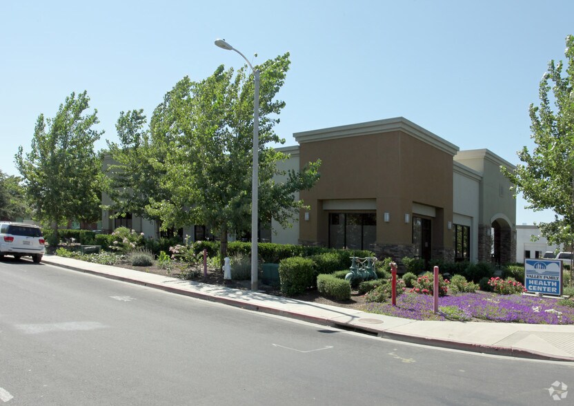 351 Mall Dr, Hanford, CA à vendre - Photo principale – Image 1 sur 4