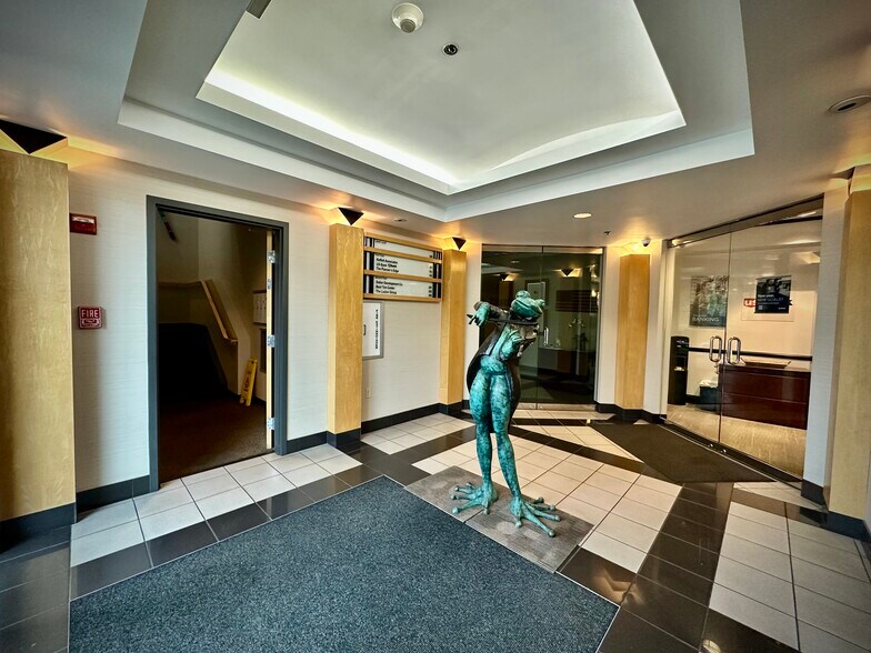 2737 78th Ave SE, Mercer Island, WA à louer - Hall d’entrée – Image 3 sur 5