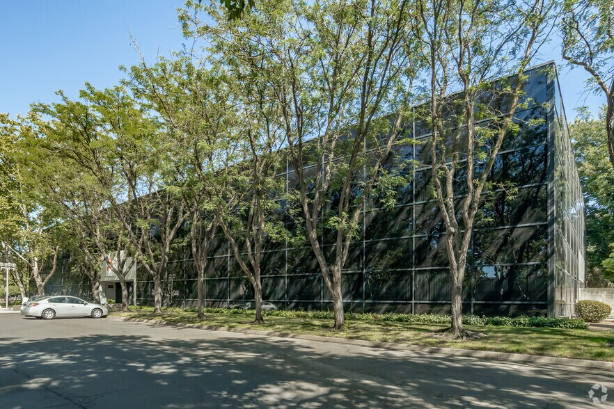 9320 Tech Center Dr, Sacramento, CA à louer - Photo de l’immeuble – Image 1 sur 4