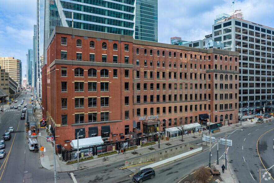 144 Front St W, Toronto, ON à louer - Photo de l’immeuble – Image 1 sur 7