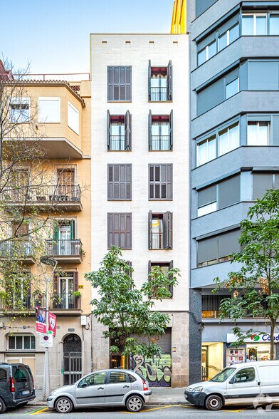 Immeuble residentiel dans Barcelone, Barcelona à vendre - Photo principale – Image 1 sur 1