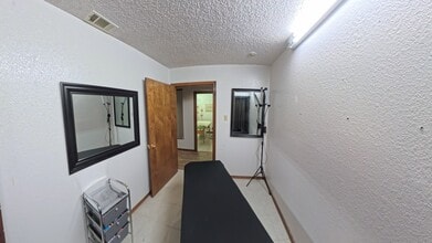 1055 W Pioneer Pky, Grand Prairie, TX à louer Photo intérieure– Image 2 sur 23