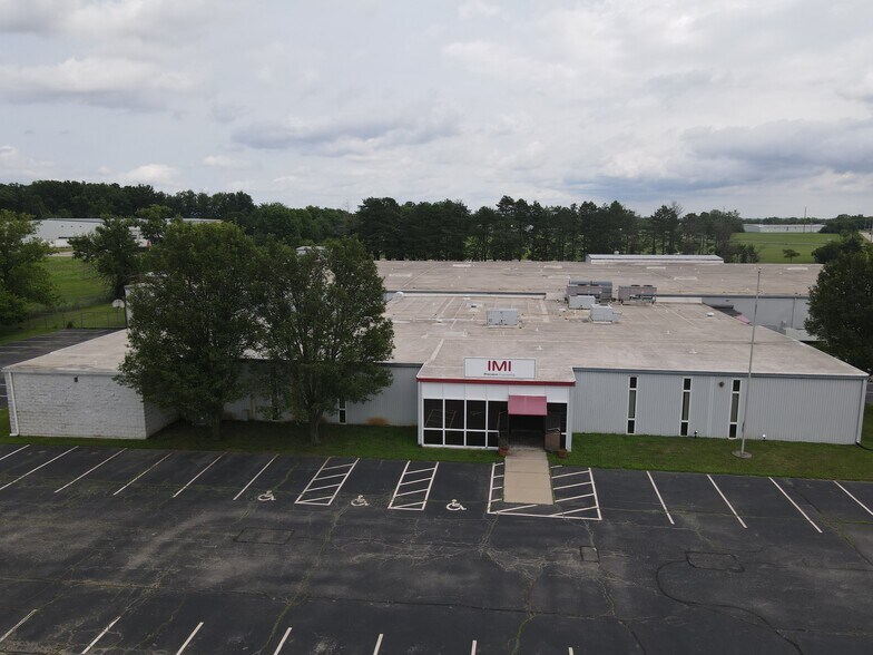 325 Carr Dr, Brookville, OH à vendre - Photo de l’immeuble – Image 1 sur 23