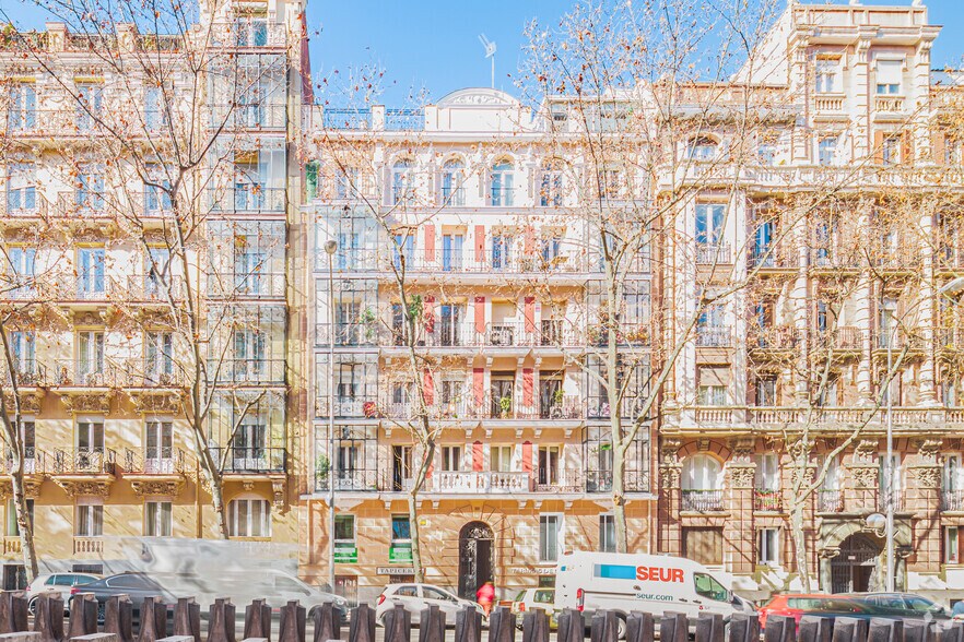 Immeuble residentiel dans Madrid, Madrid à vendre - Photo principale – Image 1 sur 1